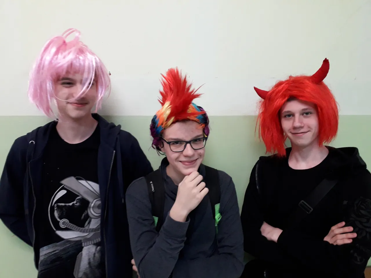 Uczniowie z kolorowymi włosami i makijażem w szkole