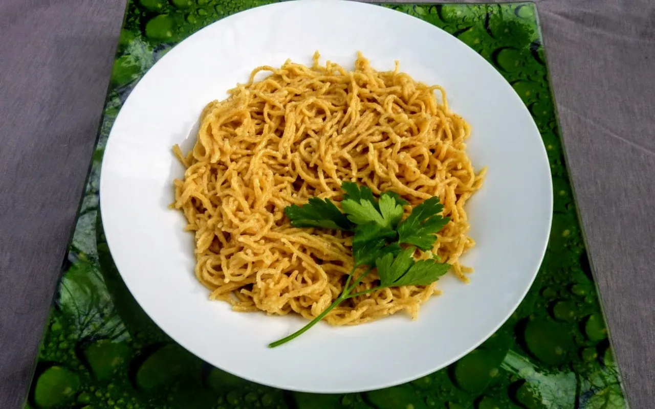 Krojenie makaronu nitki nożem