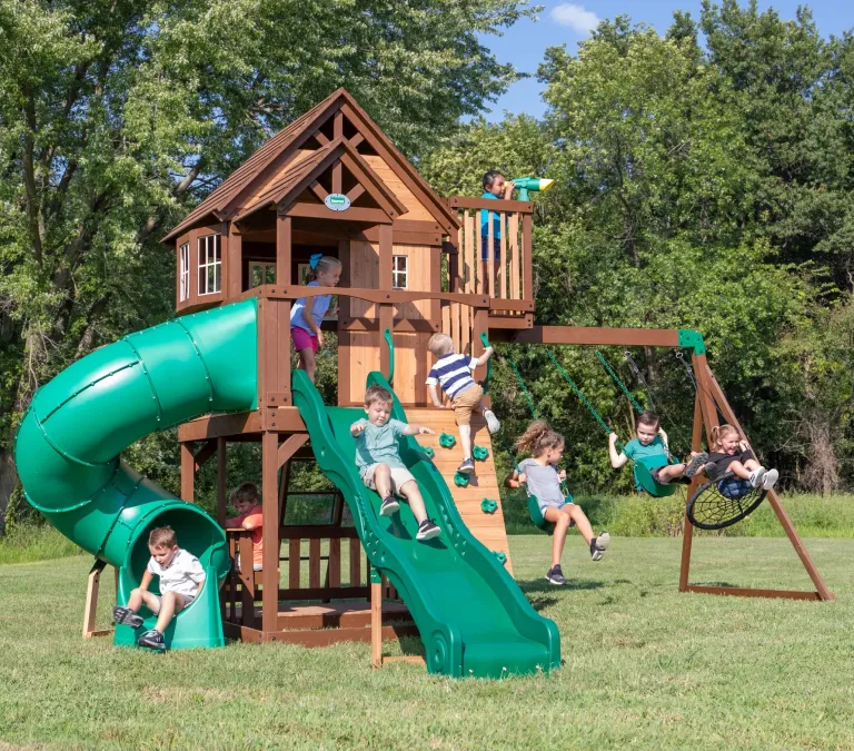 różne typy placów zabaw dla dzieci w ogrodzie