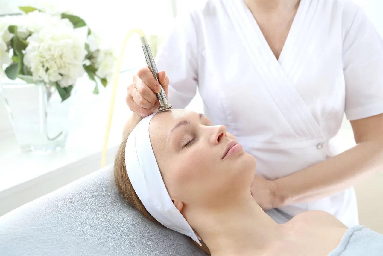 Zdjęcie Peeling do skóry głowy na sucho czy mokro – która metoda jest lepsza?