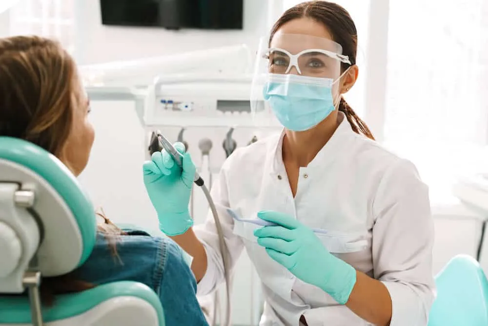 Zdjęcie Co robi dentysta gdy boli ząb? Poznaj kroki i możliwe leczenie