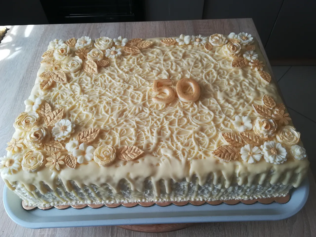 Zdjęcie Jak zaplanować tort prostokątny na 50 osób? Wskazówki na imprezy