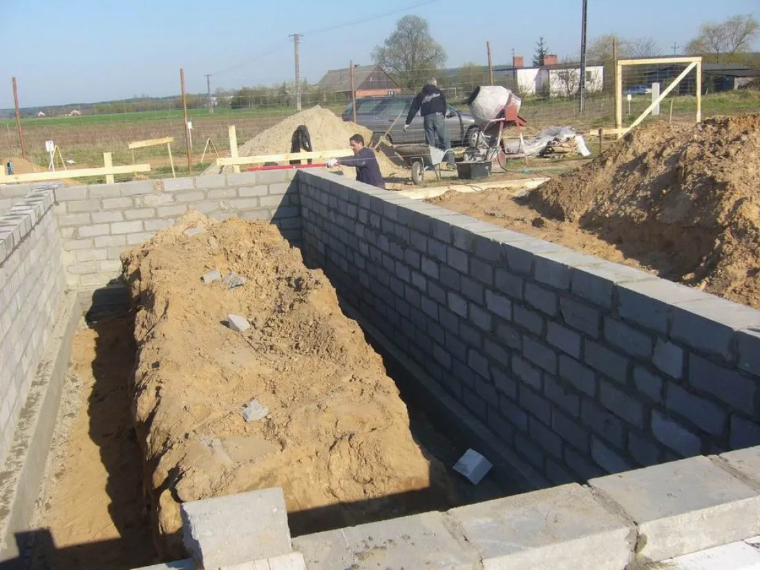 Zdjęcie Jakie bloczki na fundament wybrać: B15 czy B20? Porównanie, zalety i praktyczne porady