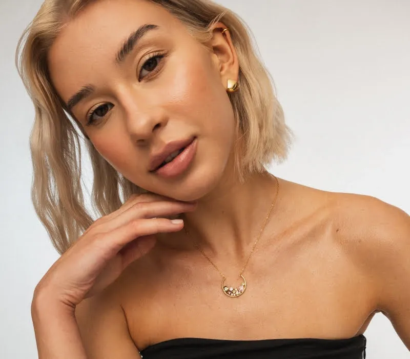 Zdjęcie Jaki naszyjnik do czarnej sukienki, by uniknąć modowej wpadki?