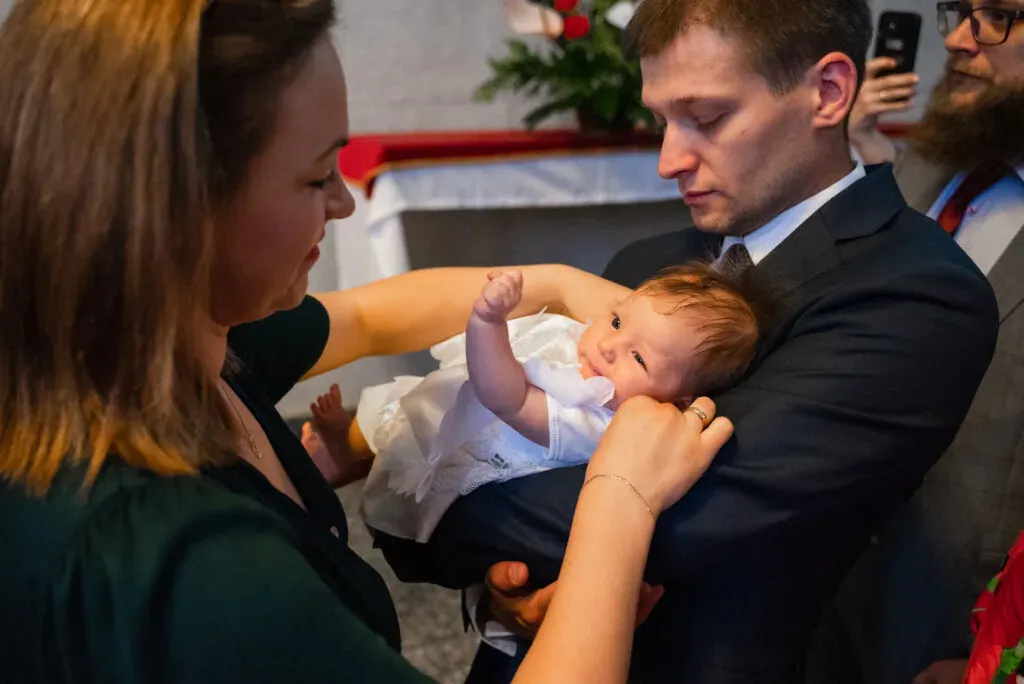 Zdjęcie Ile bierze fotograf za chrzciny? Ceny i pakiety, które musisz znać