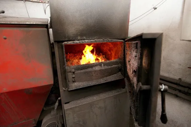 Zdjęcie Czym można palić w piecu na pellet, aby uniknąć kosztownych uszkodzeń?