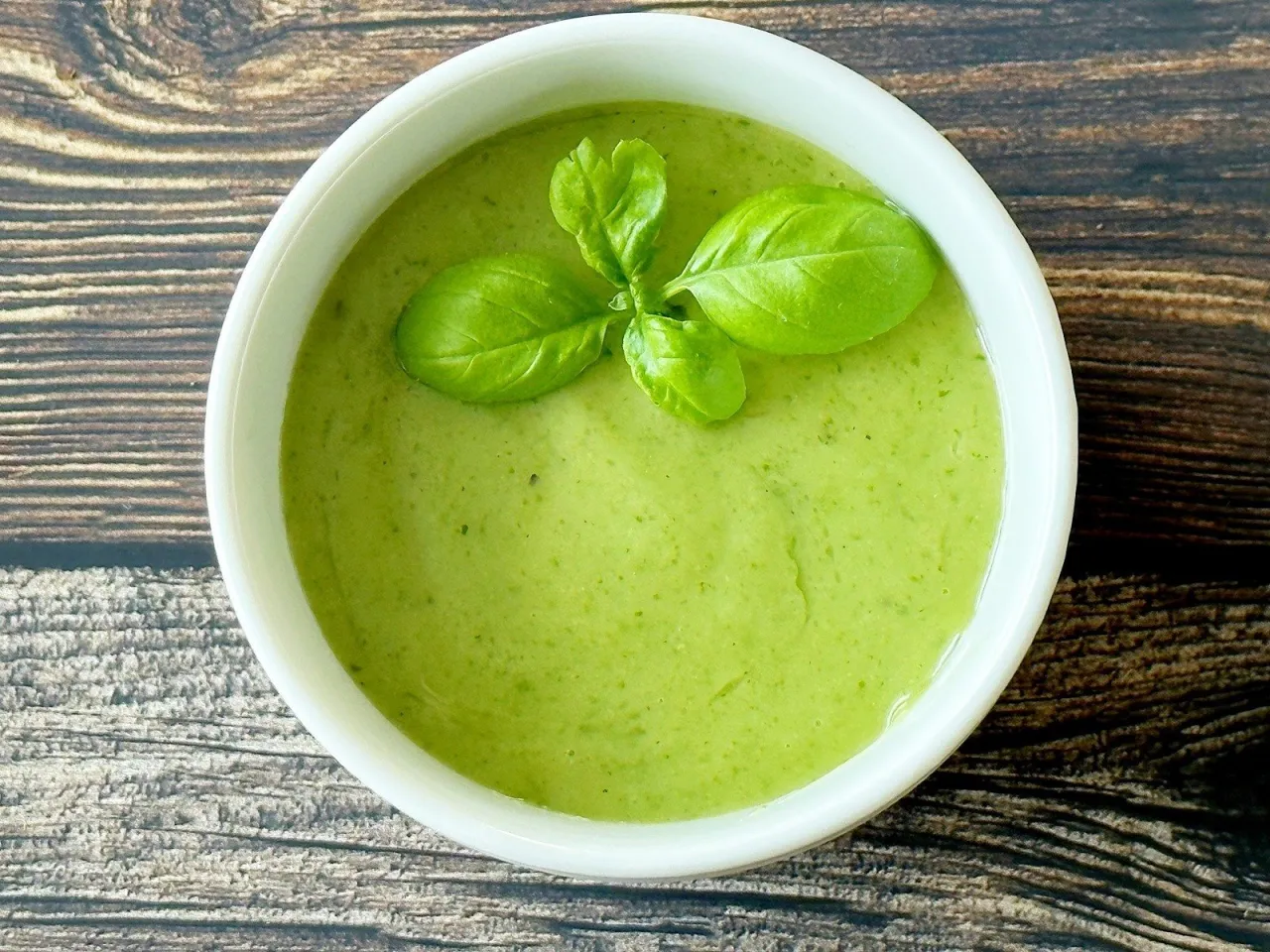 Zdjęcie Jak zrobić zielony sos do sałatki greckiej, który zachwyci smakiem