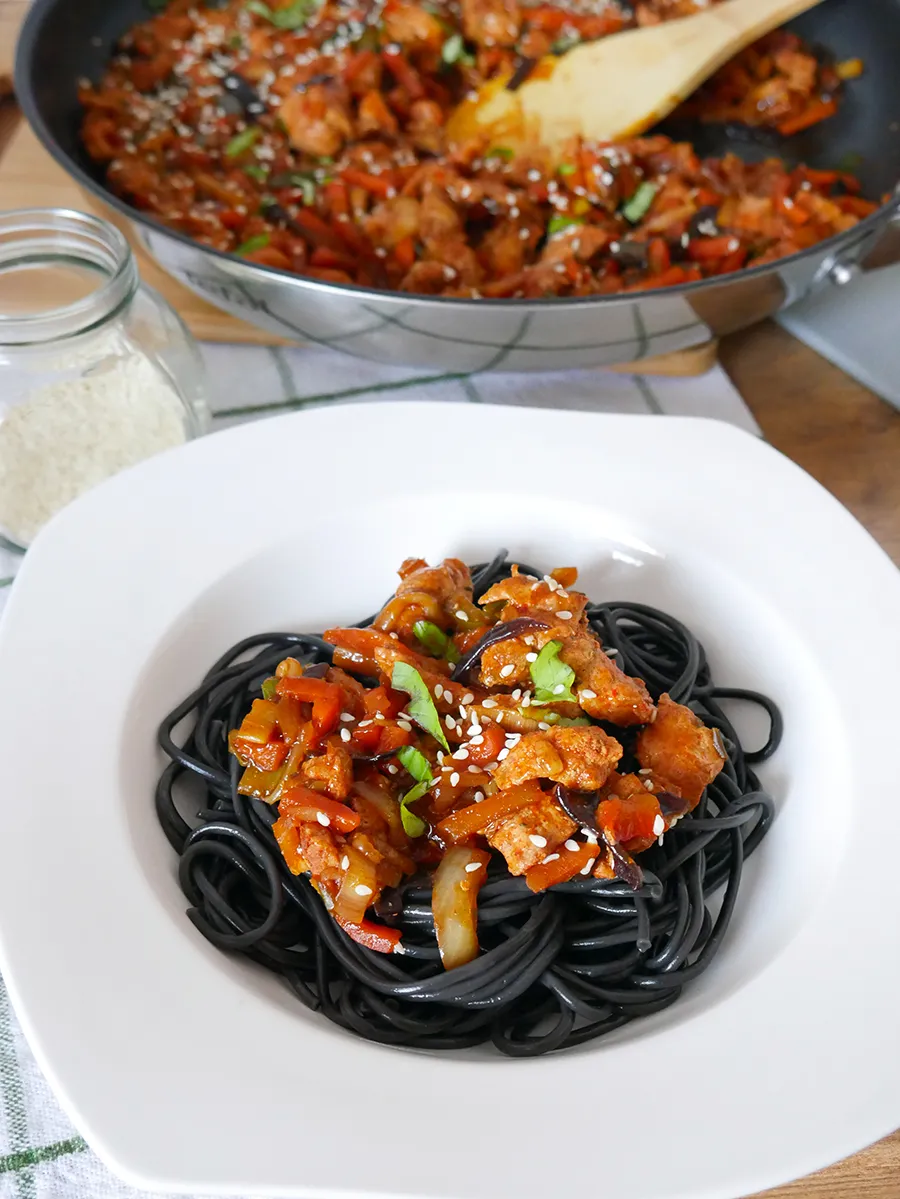 Zdjęcie Spaghetti z czarnym makaronem: odkryj wyjątkowy smak i przepisy