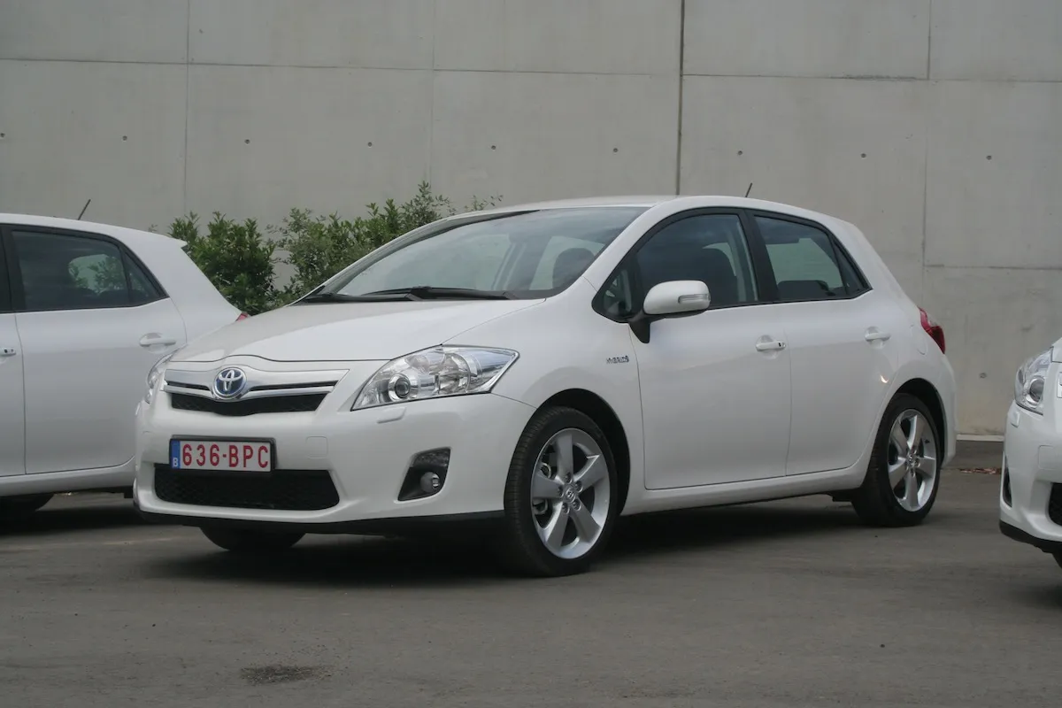 Zdjęcie Jak odpalić toyotę hybrydę na kable i uniknąć problemów z akumulatorem