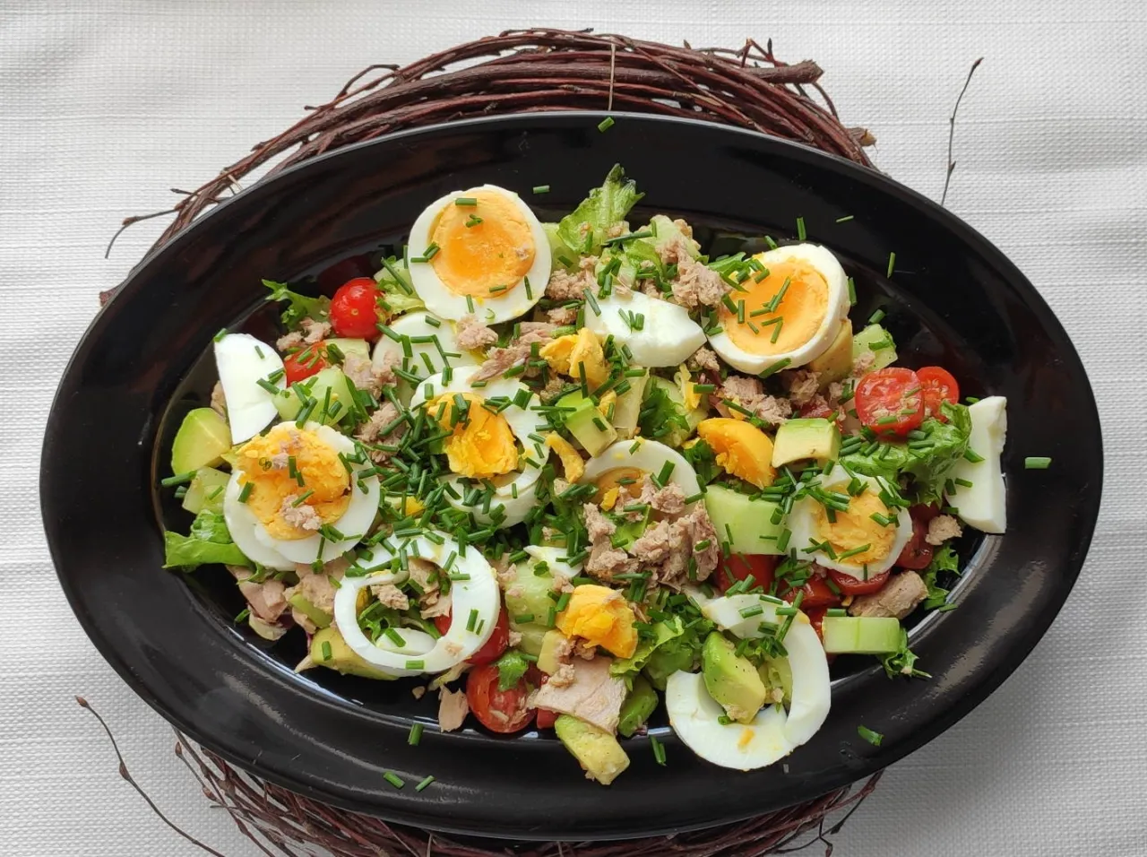 Zdjęcie Najlepsze sosy do sałatki z tuńczykiem – proste przepisy i porady smakowe