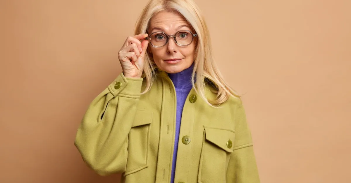 Zdjęcie Jakie okulary odmładzają? Odkryj style, które dodają młodości