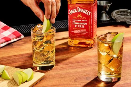 Zdjęcie Najlepsze przepisy na drinki z Jack Daniel's cynamonowy, które zaskoczą
