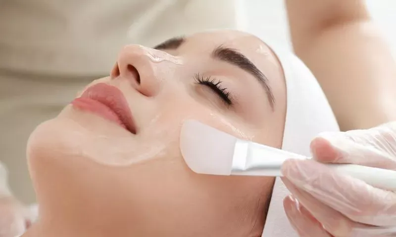 Zdjęcie Peeling chemiczny: co to jest i jak działa na skórę? Poznaj fakty