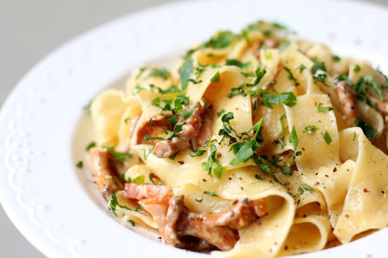 Zdjęcie Domowe pappardelle z kurkami - przepis na pyszne danie z grzybami