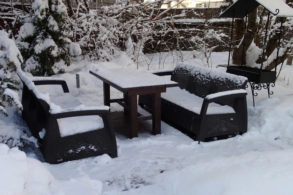 Zdjęcie Meble rattanowe na mrozie: Czy przetrwają zimę na zewnątrz?