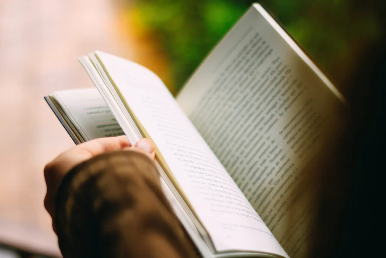 Zdjęcie Czy warto czytać literaturę faktu? Odkryj jej prawdziwe korzyści