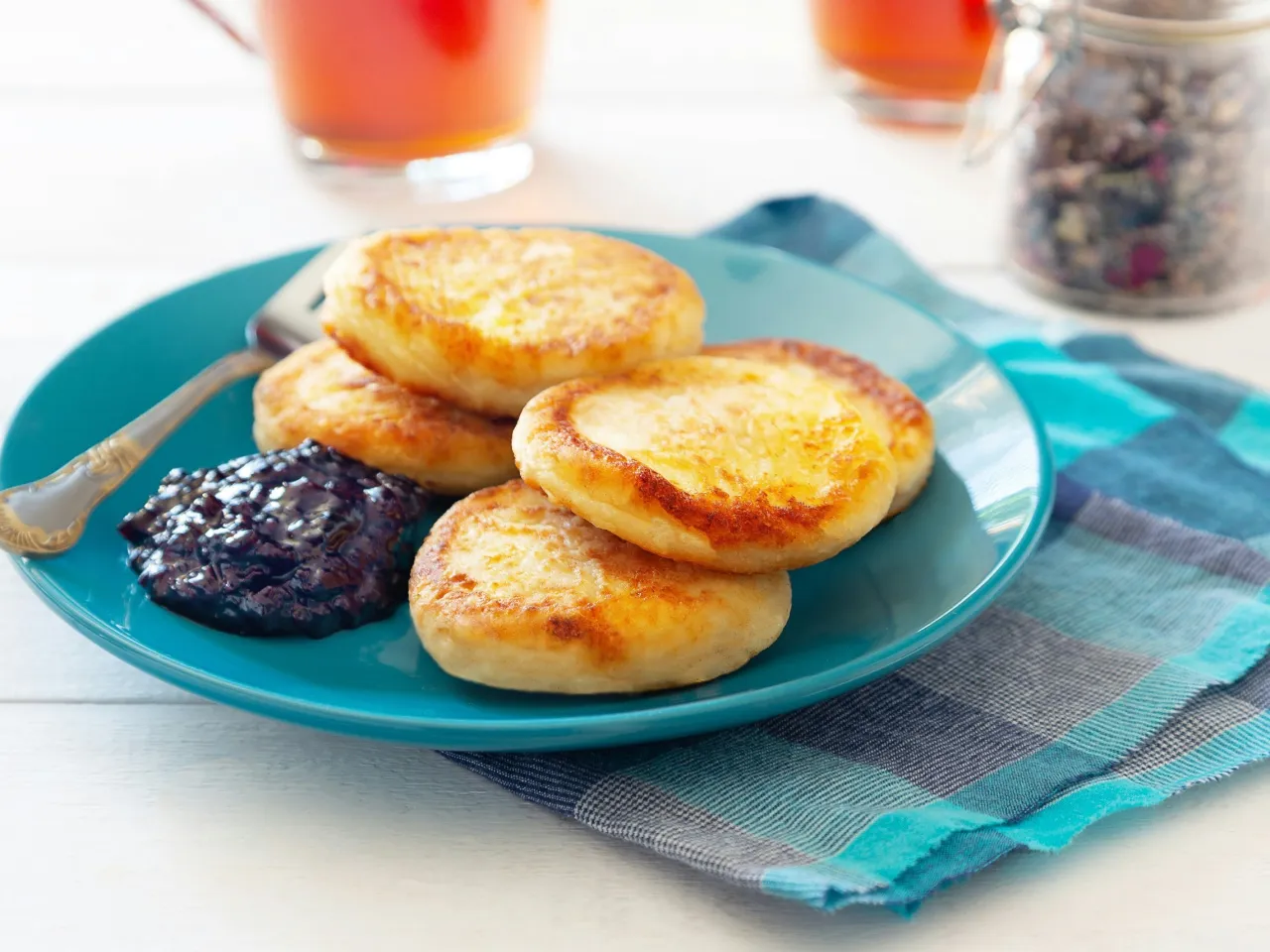 Placuszki z sera z wiaderka, idealne na śniadanie lub deser, podane z dżemem. Pyszna alternatywa dla sernika!