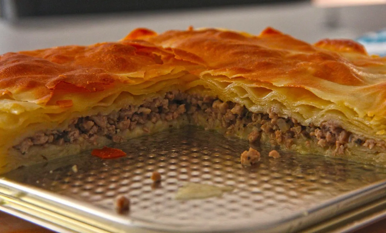 Burek z mięsem lub serem