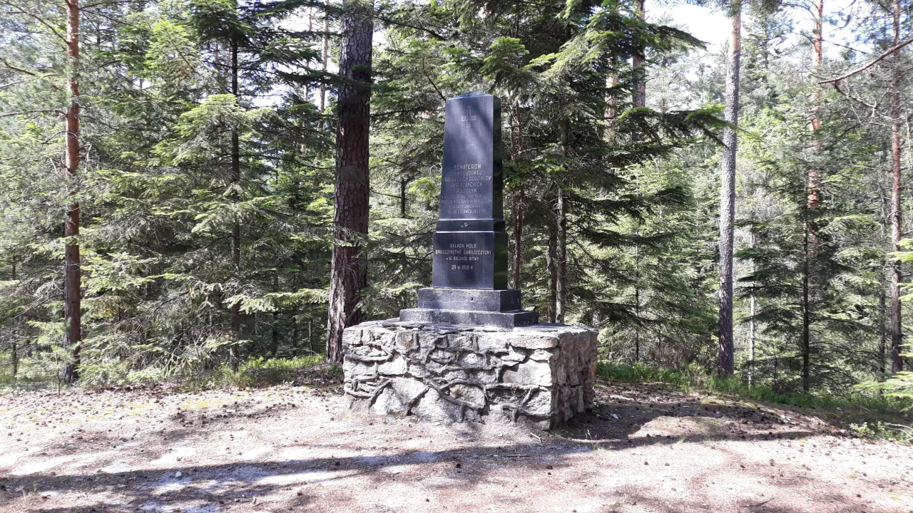 Porytowe Wzg&oacute;rze pomnik cmentarz partyzanci