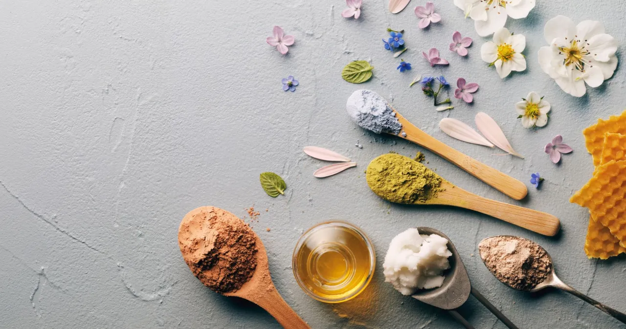 naturalne składniki kosmetyk&oacute;w roślinne ekstrakty