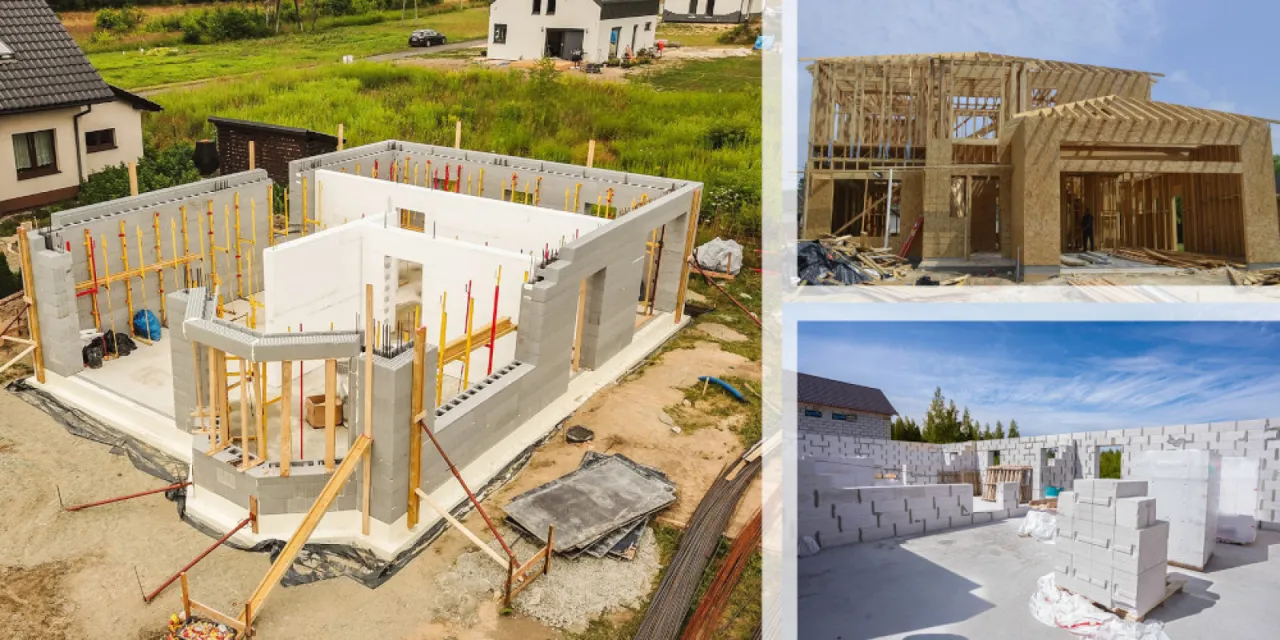 Budowa domu szkieletowego w toku. Widok na fundamenty, ściany z bloczków i konstrukcję drewnianą.