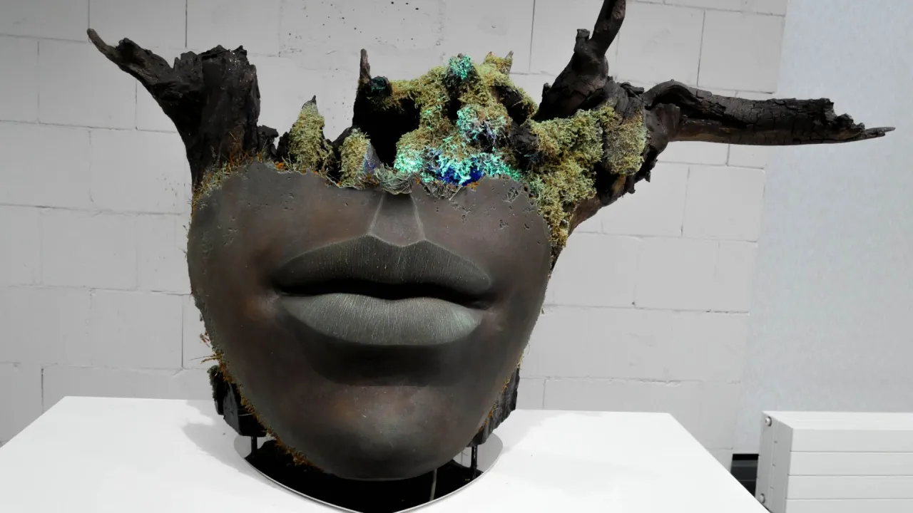 Eksponowanie rzeźby w nowoczesnym wnętrzu