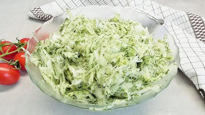 Surówka z białej kapusty jak z restauracji, gotowa