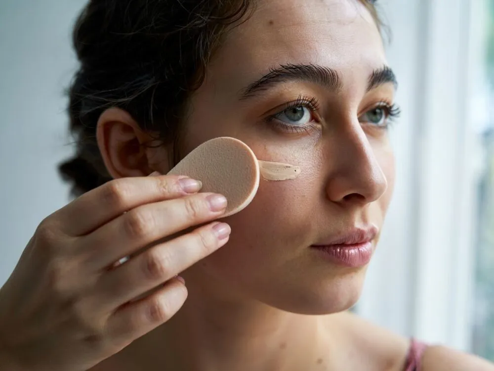 aplikacja podkładu sucha sk&oacute;ra gąbeczką