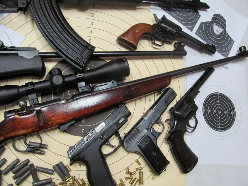 Różne rodzaje broni sportowej: pistolety, karabinki, strzelectwo sportowe