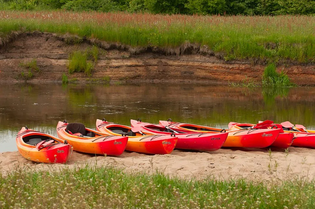 kajak na rzece z nurtem
