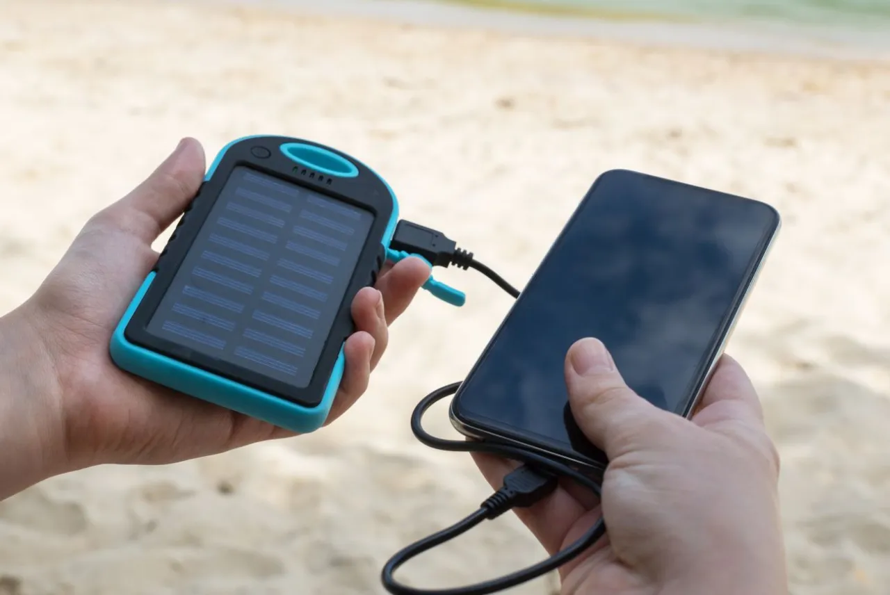 Power bank solarny w terenie