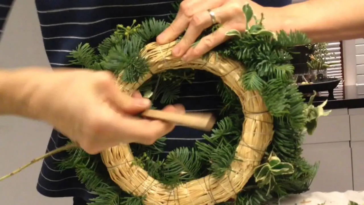 DIY świąteczny wianek na drzwi krok po kroku