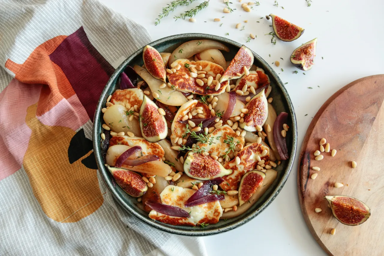 Halloumi z miodem i figami na talerzu