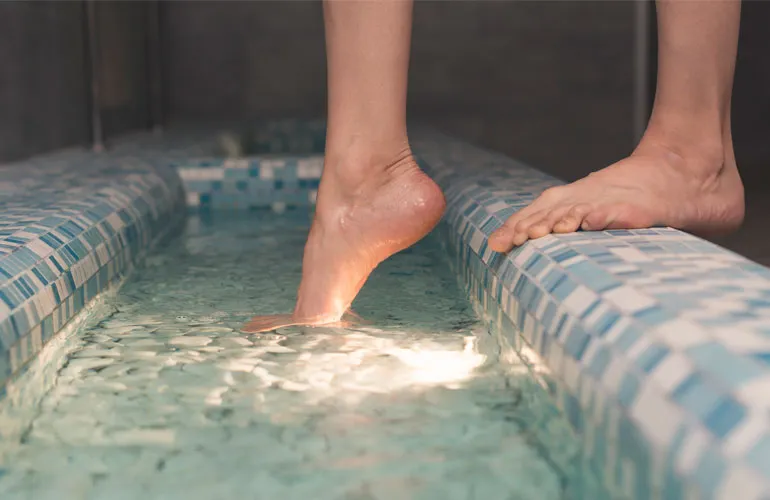 Ludzie biorący prysznic przed basenem