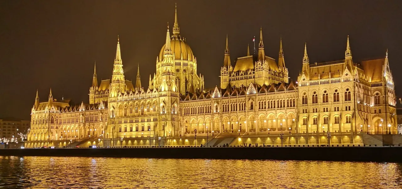 Parlamento di Budapest illuminato di notte