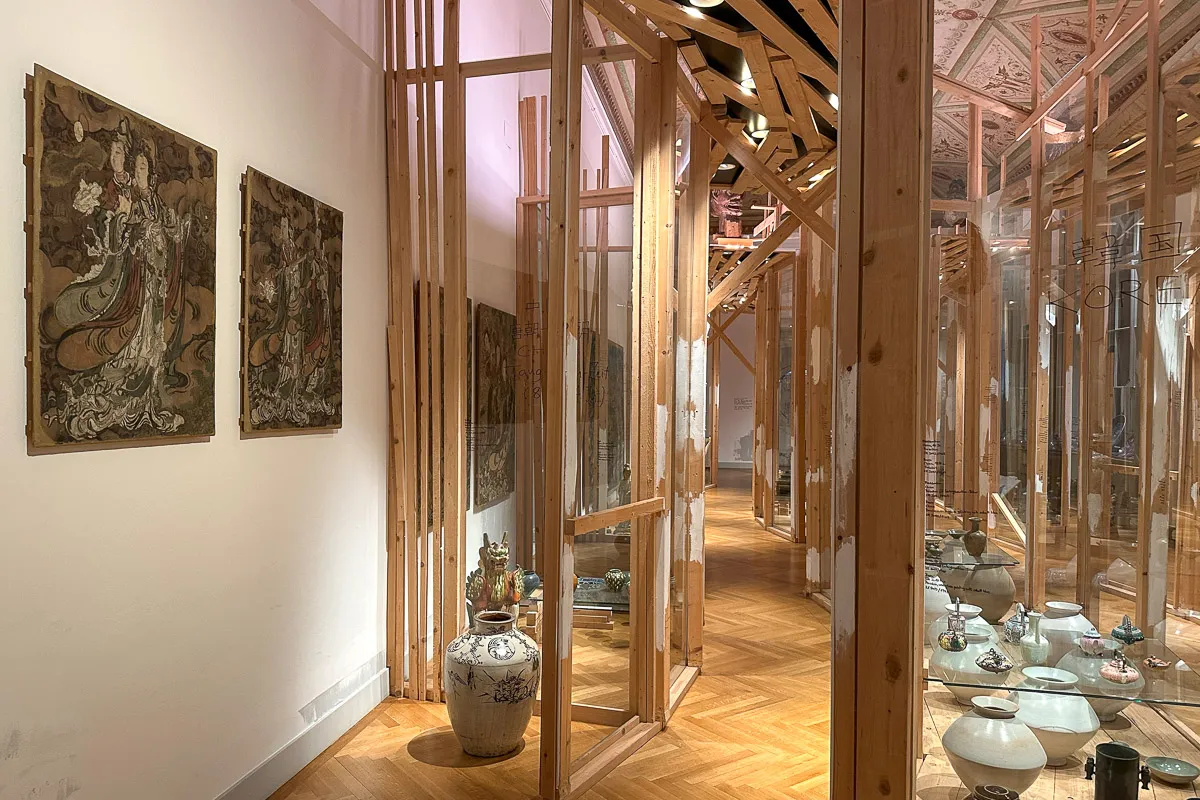W muzeum historii sztuki w Wiedniu, drewniana konstrukcja odsłania korytarz z azjatyckimi wazami i obrazami.