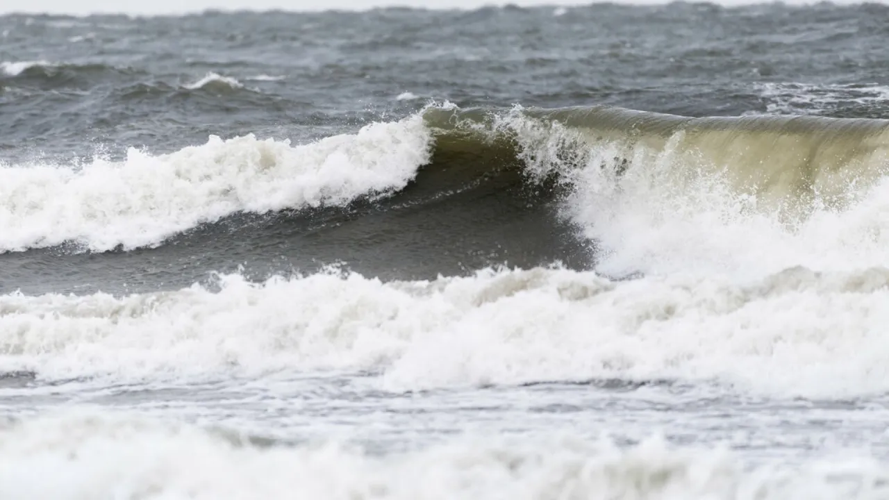 Gdy sztorm na Bałtyku, fale rozbijają się o siebie, tworząc białą pianę.