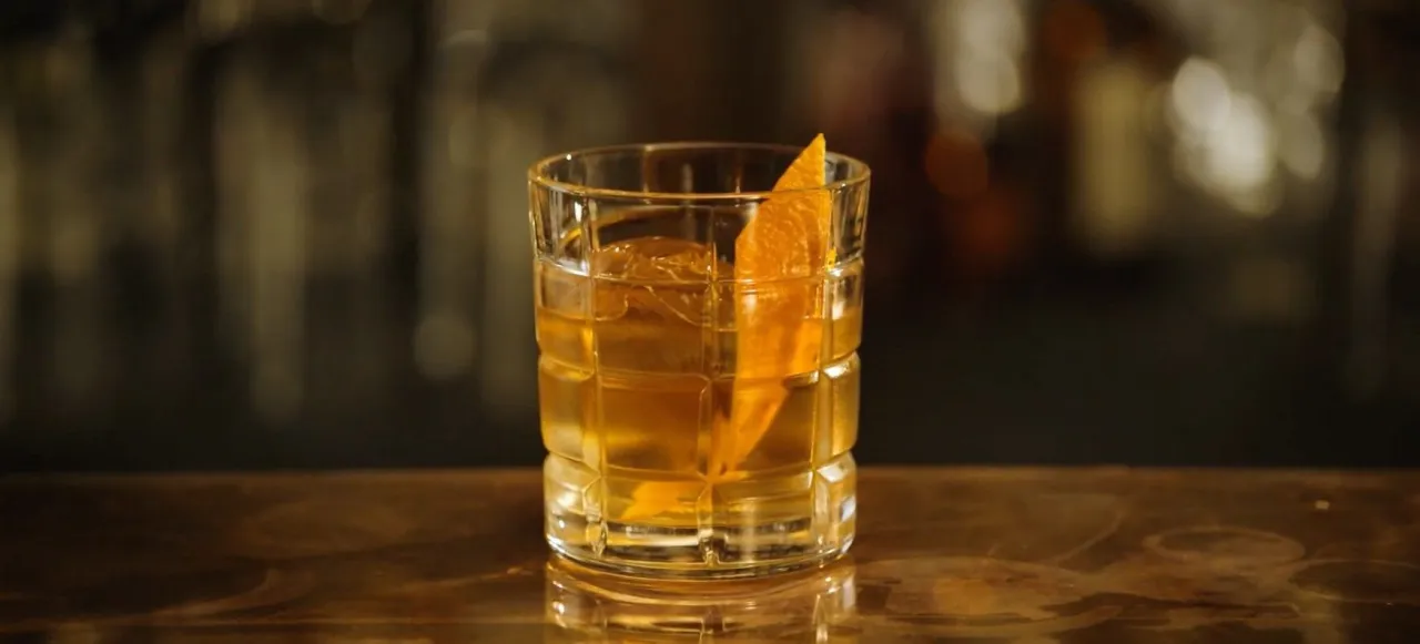 klasyczne drinki z burbonem na drewnianym barze