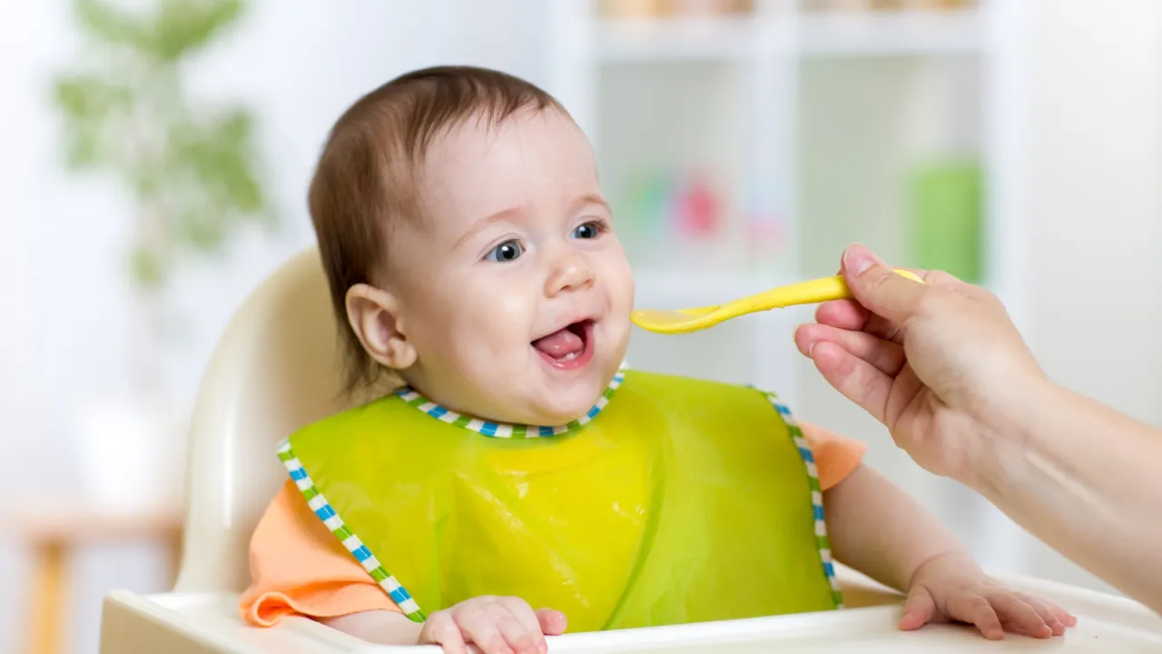 bezpieczne krojenie jedzenia dla niemowlaka, jedzenie w słupkach dla niemowlaka