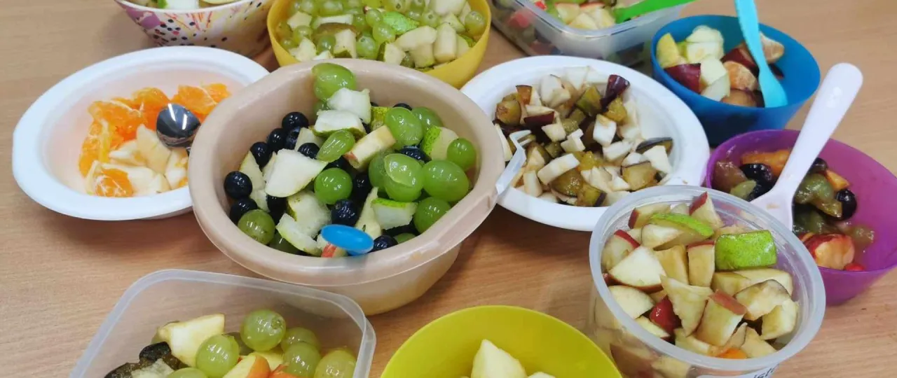 sałatka owocowa w szaszłykach dla dzieci