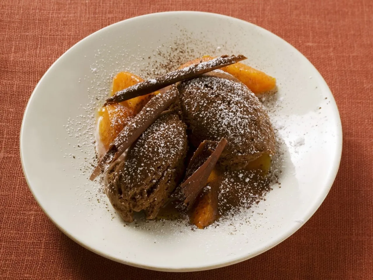 Mousse au Chocolat mit Fr&uuml;chten und Toppings