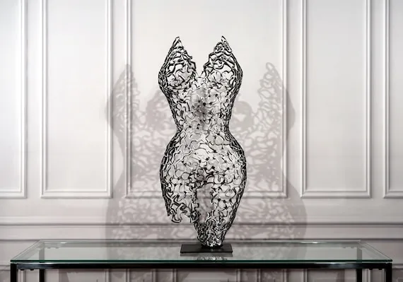 abstrakte lebensgroße frauenskulptur