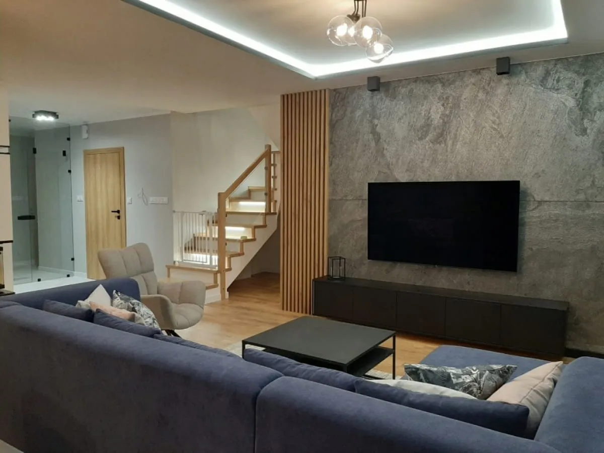 Nowoczesny salon z akcentową ścianą