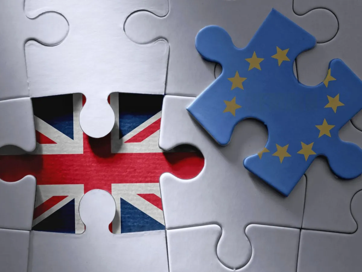 Puzzle z flagą Wielkiej Brytanii i fragmentem flagi UE. Po Brexicie zastanawiasz się, co można przewieźć do Anglii samolotem?
