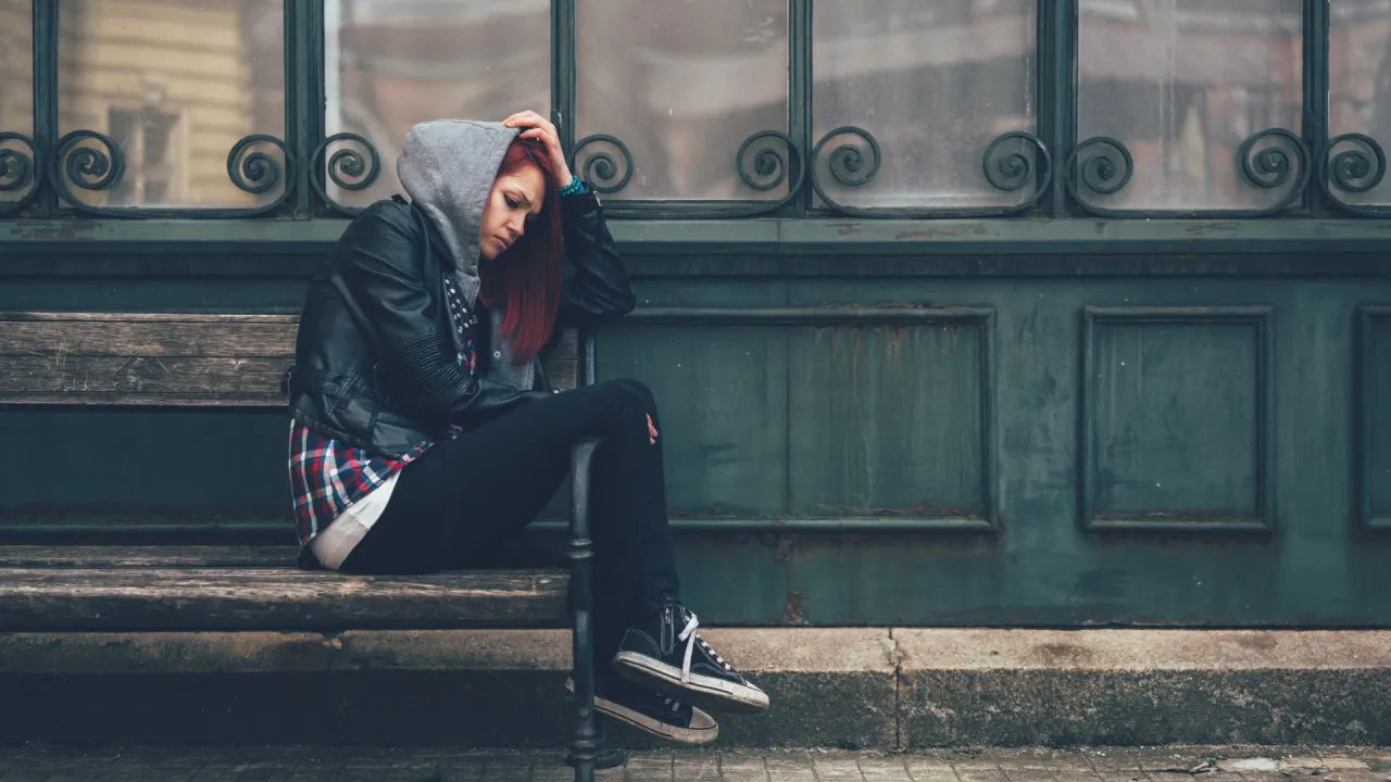 Nastolatek zamyślony, smutny, wpatrujący się w dal