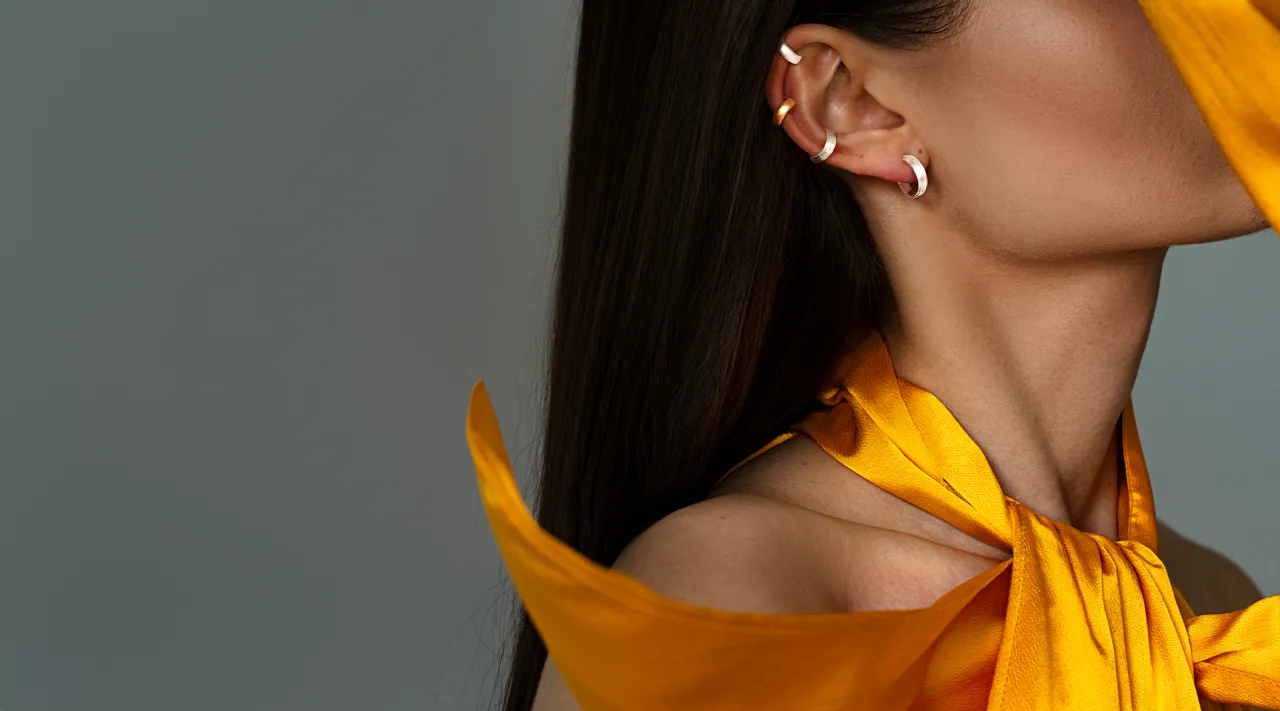 biżuteria do złotej sukienki minimalistyczna wyrazista