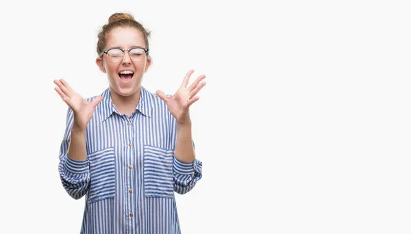 Radosna osoba świętująca sukces z uniesionymi rękami