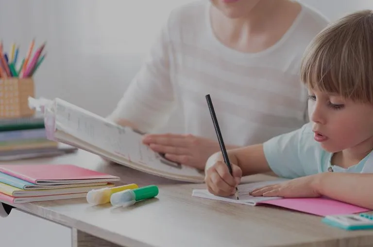 uczeń z dysleksją piszący w zeszycie