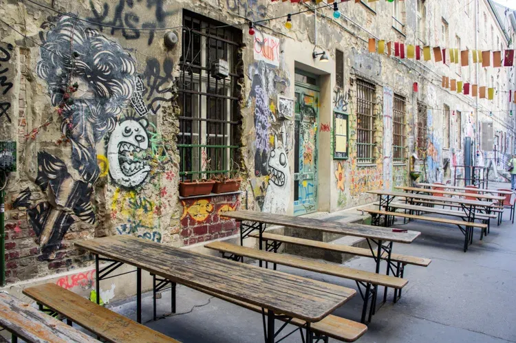 Berlin street art Kreuzberg Hackesche Hofe Tempelhofer Feld