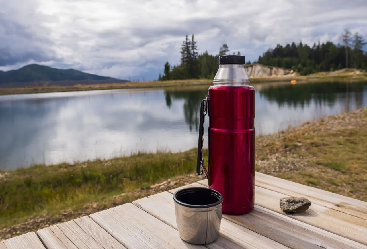 Termos turystyczny długo trzymający ciepło